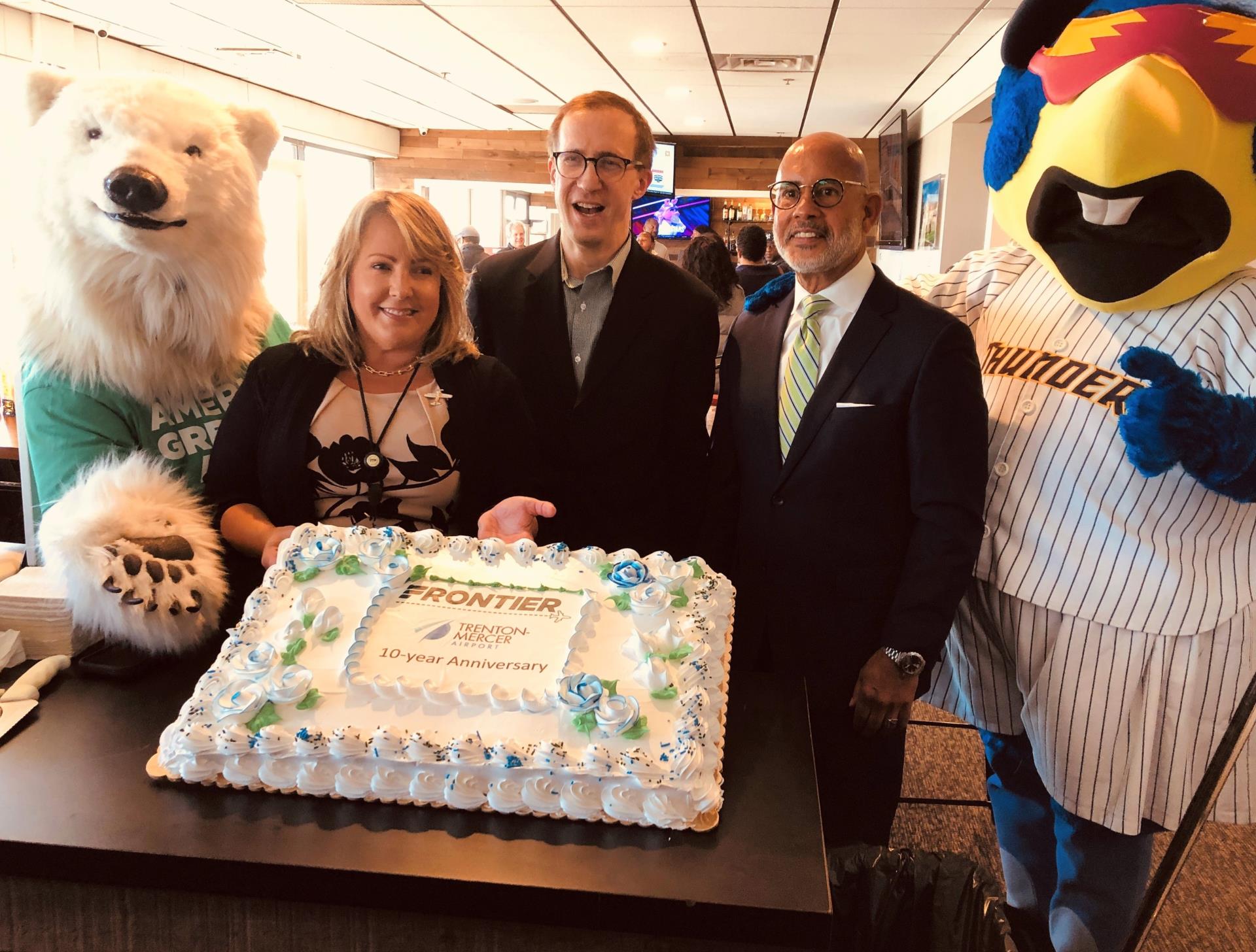 Anniversary-Group with cake